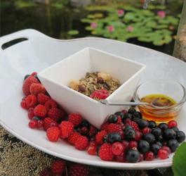 Recept van Rineke Dijkinga: Crunchygranola met zomerfruit