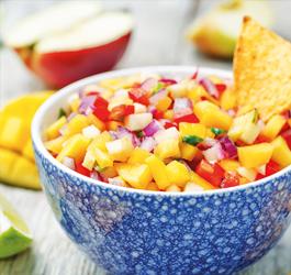 Recept van Rineke Dijkinga: Fleurige mango avocado salsa