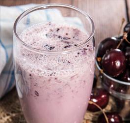 Recept van Rineke Dijkinga: Een frisse kersen smoothie